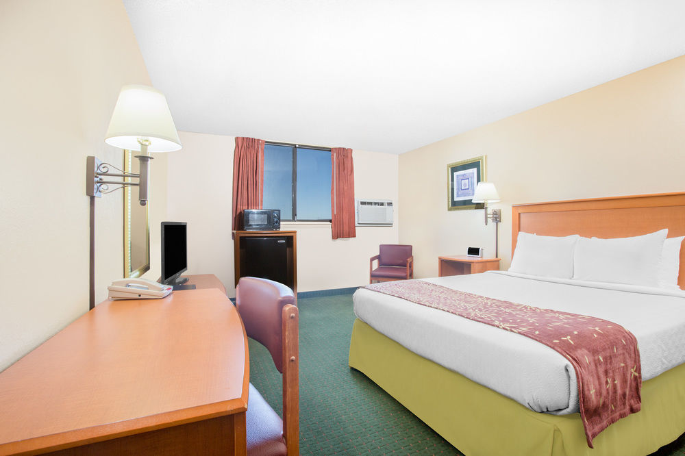 Super 8 By Wyndham Casper West By The River Exteriör bild